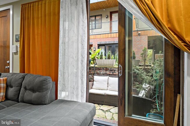 Building Photo - 1247 E Columbia Ave