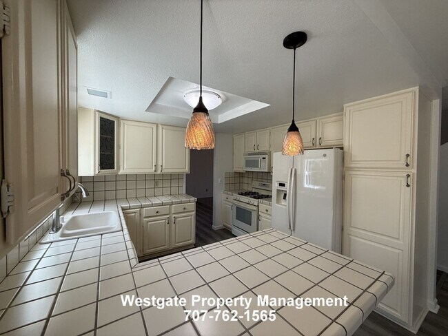Building Photo - 1604 Cerro Sonoma Cir