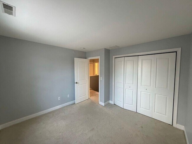 Building Photo - 75 Deerwood Dr