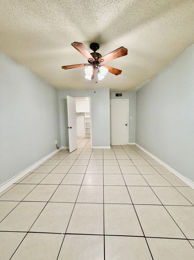 Building Photo - 7609 Dolonita Dr