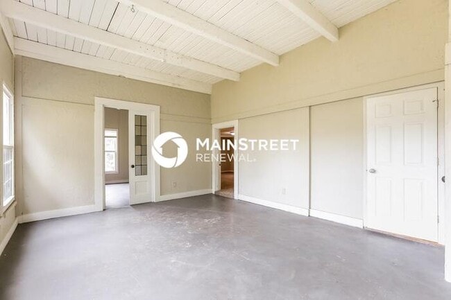 Building Photo - 2 Bedroom Pet-Friendly Home in Independence, MO with Main Street Renewal