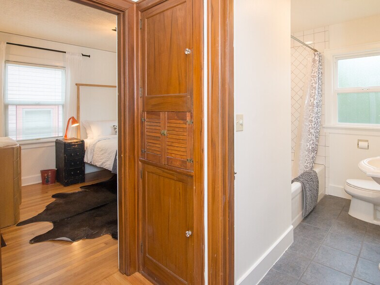 Building Photo - 2323 SE Pine St