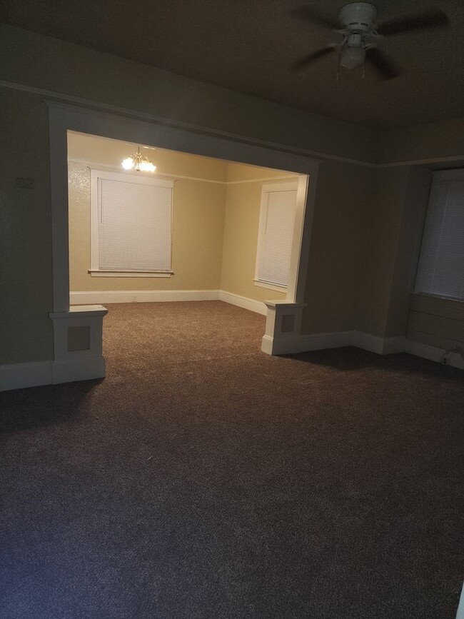 Building Photo - Move in Special -Downtown home, 3 bedroom,...