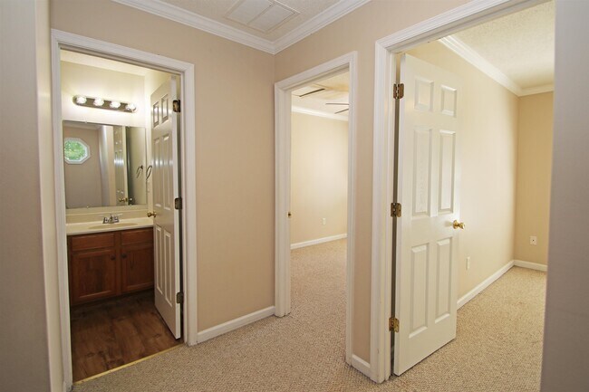 Building Photo - 760 Camelot Ln