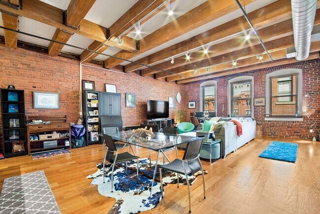 Building Photo - 33 Sleeper St