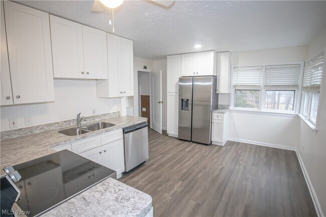 Building Photo - 84 Thames Ave