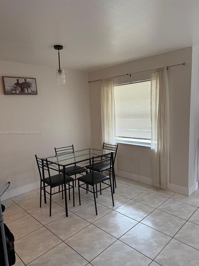 Building Photo - 826 SW 12th Ct