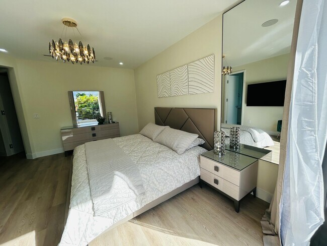 Building Photo - 1125 NE 17th Ave