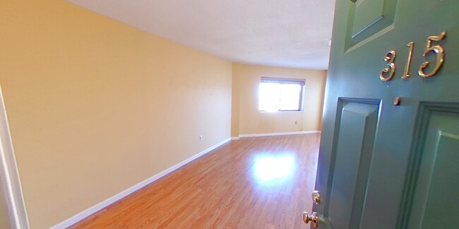 Primary Photo - Modern 1bd with great skyline views - NO B...