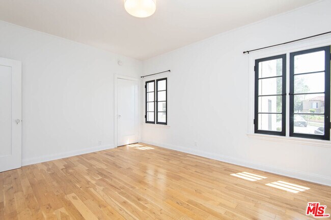 Building Photo - 1085 Cloverdale Ave