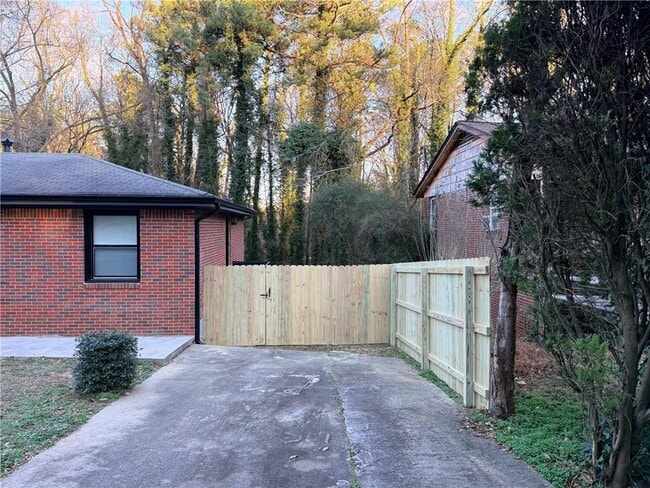 Building Photo - 801 N Evelyn Pl NW