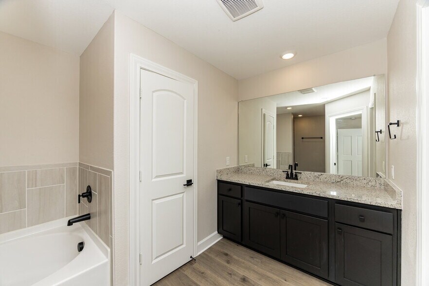 Building Photo - 1213 Bullock Dr