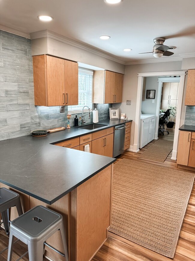 Building Photo - Lovely furnished 3 bedroom 2 bath home in ...