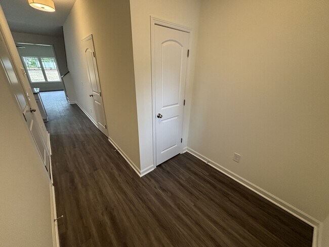 Building Photo - 608 S Blackmon St