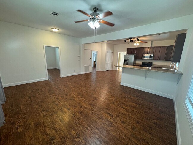 Building Photo - Pensacola - North Hill - 2 bed, 2 bath