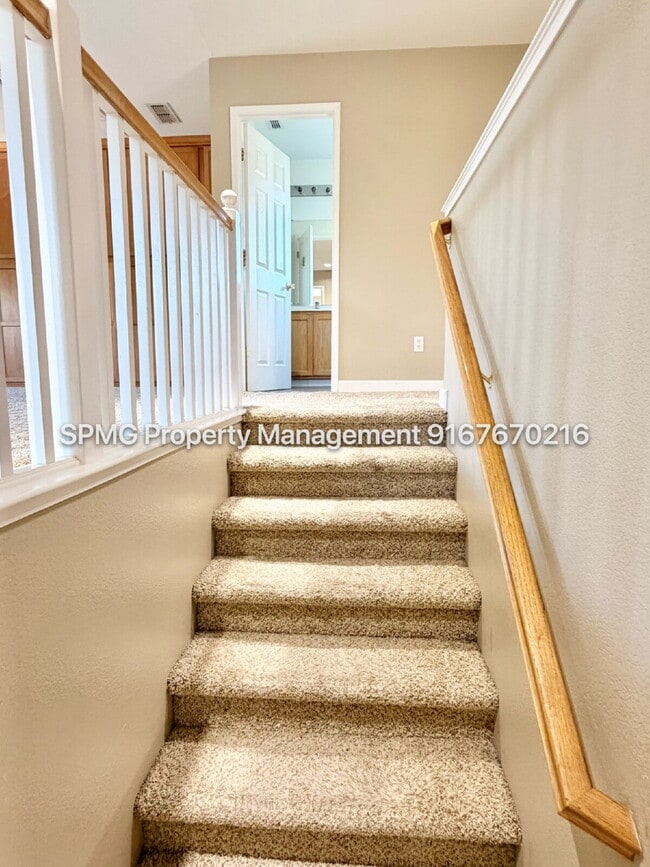 Building Photo - Beautiful 4 Bed / 3 Bath Home in Prime Roseville Location – Across from Park!