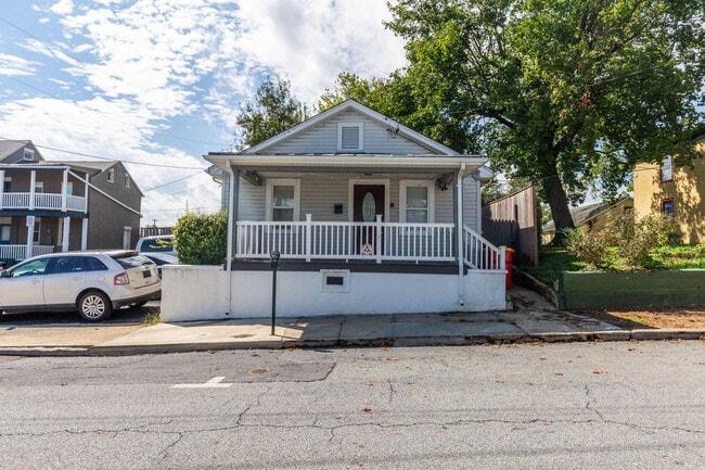 Building Photo - 2 Bed, 1 Bath Rancher in Charles Town, WV
