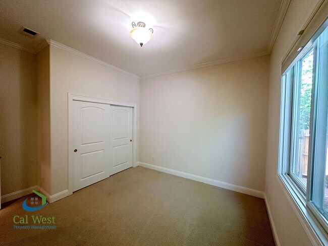 Building Photo - $7995 - Executive 4 bed, 3 full bath, Palo...