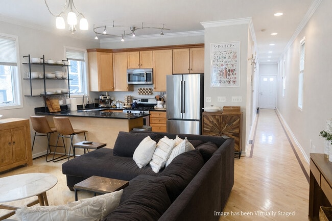 Building Photo - 852 N Paulina St