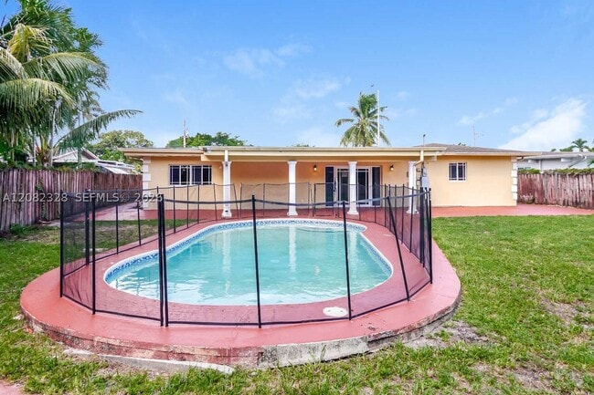 Building Photo - 623 W 63rd Dr