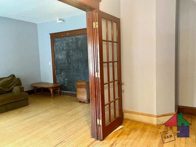 Building Photo - Spacious 8 Bedroom, 3 Bathroom Home for Re...