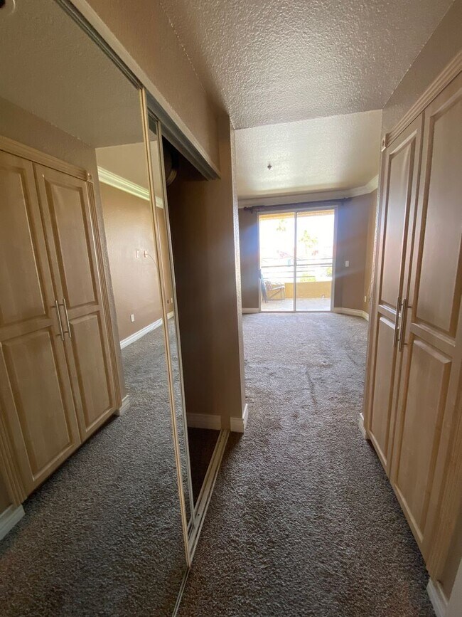 Building Photo - Beautiful, partially furnished 1 bedroom w...