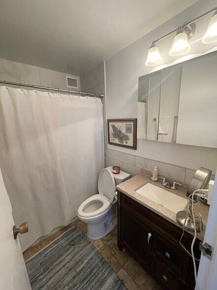 Building Photo - 444 W Fullerton Pky