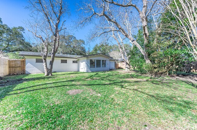 Building Photo - 206 Crestview Dr