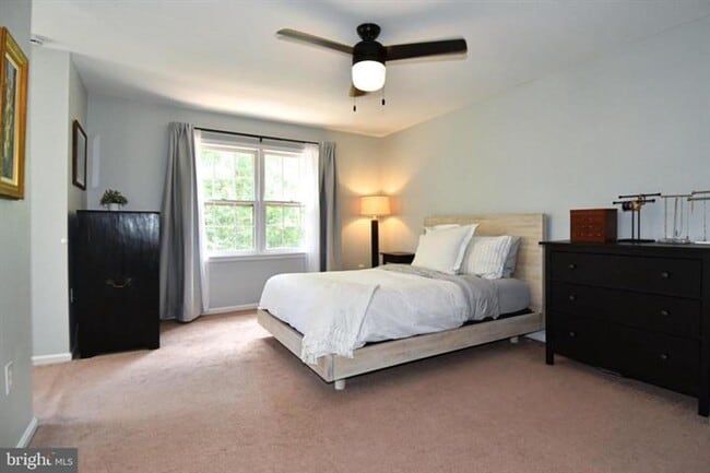 Building Photo - Set within the sought after community of Runnymeade, this beautifully maintained townhome offers ...