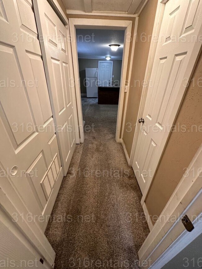 Building Photo - $625 - 1 bed 1 bath - Single Family Home secluded in the back of the main home 742 Hendryx