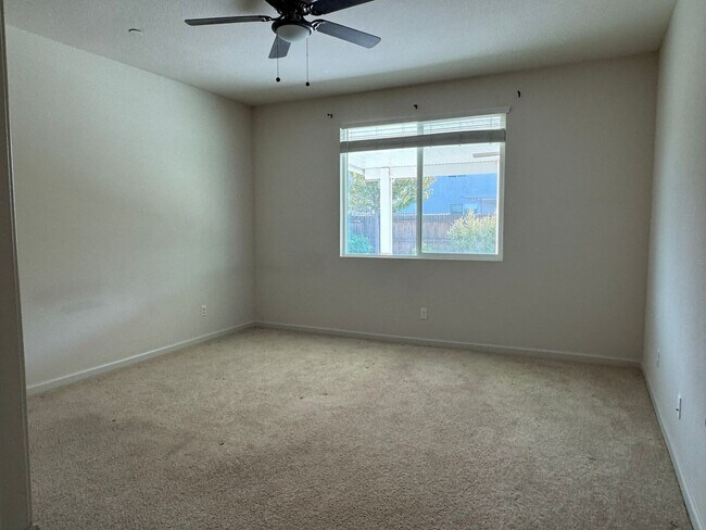 Building Photo - Nice Roseville home with RV access