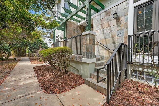 Building Photo - 14525 Damai Ln