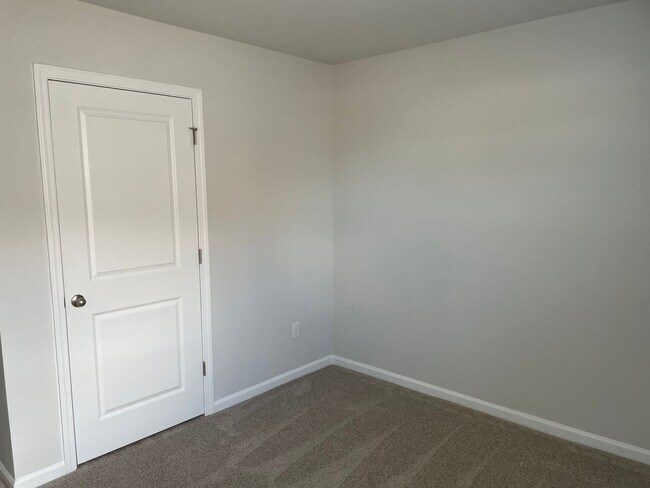 Building Photo - 3 Bedroom 2 Bath Home in Eagle Creek, Bolivia, NC