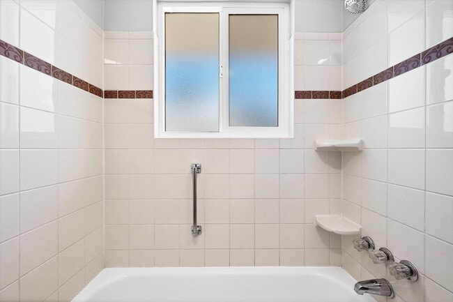 Building Photo - Stunning 3 bedroom home