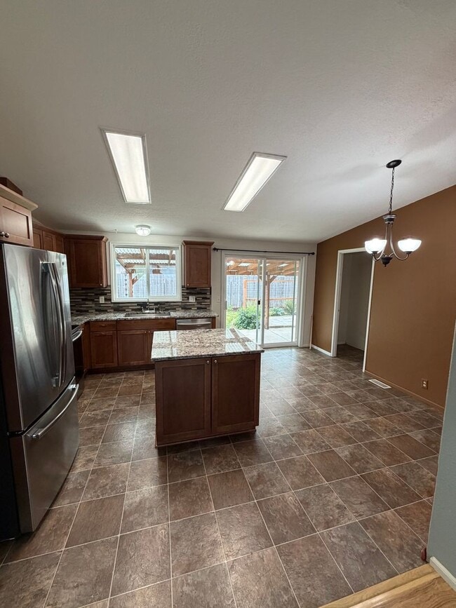 Building Photo - Spacious 3 Bed 2 Bath Springfield Home With Bonus Room and Extra Storage
