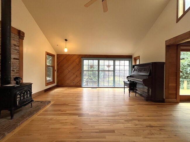 Building Photo - Vintage Urban Farmhouse 3 Bd 1 Bath home! Large bonus room & Balcony!  Surrounded by trees on lar...