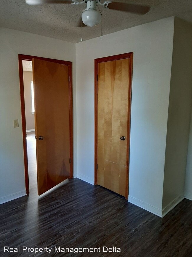 Building Photo - 2 br, 1 bath House - 634 Van Buren St.