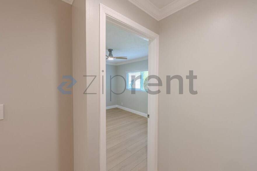 Building Photo - Unit A