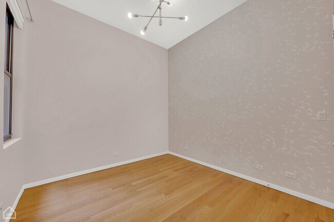 Building Photo - 1843 W North Ave