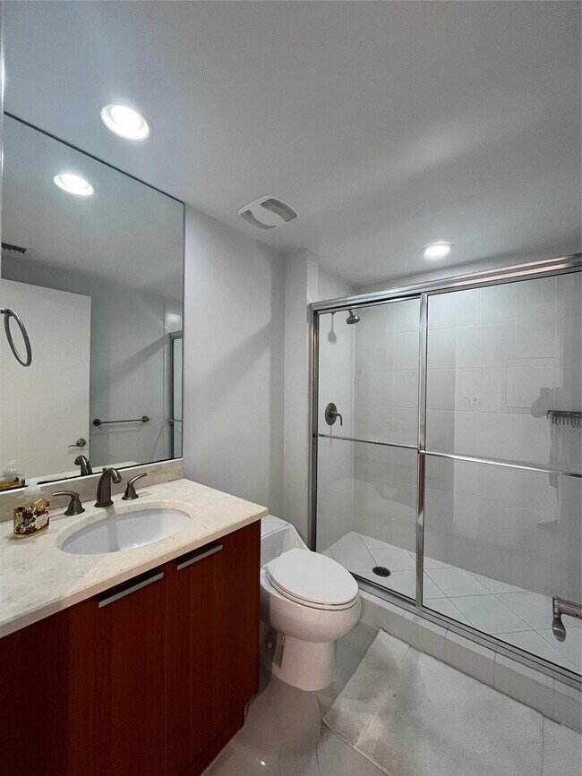 Building Photo - 2650 Lake Shore Dr