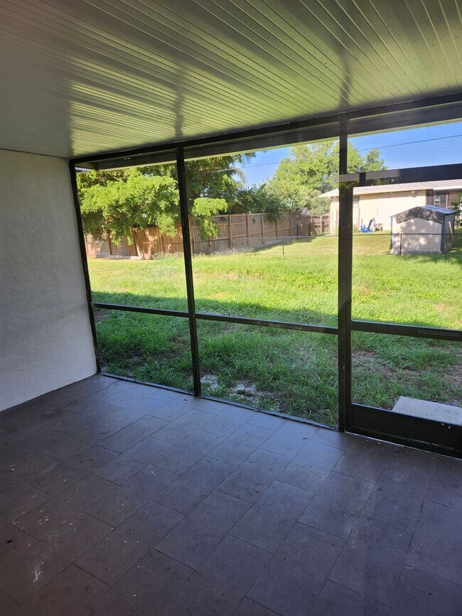 Building Photo - CUTE AS A BUTTON DUPLEX FOR ANNUAL RENT!  ...