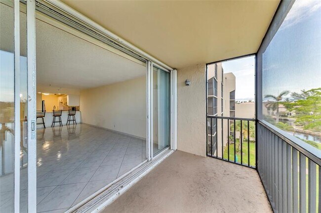 Building Photo - 7 Royal Palm Way
