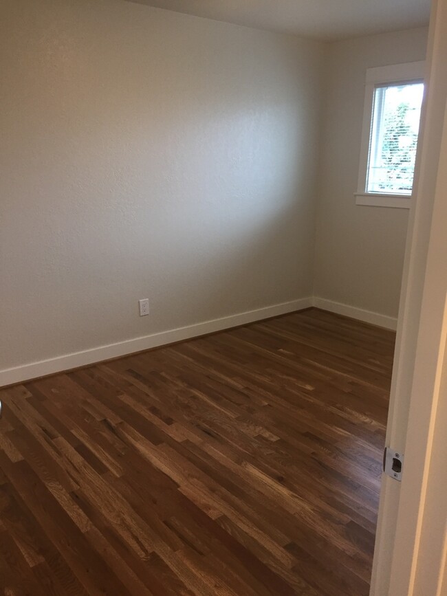 Building Photo - Spacious Like New Remodel 2BR-Portsmouth-N...