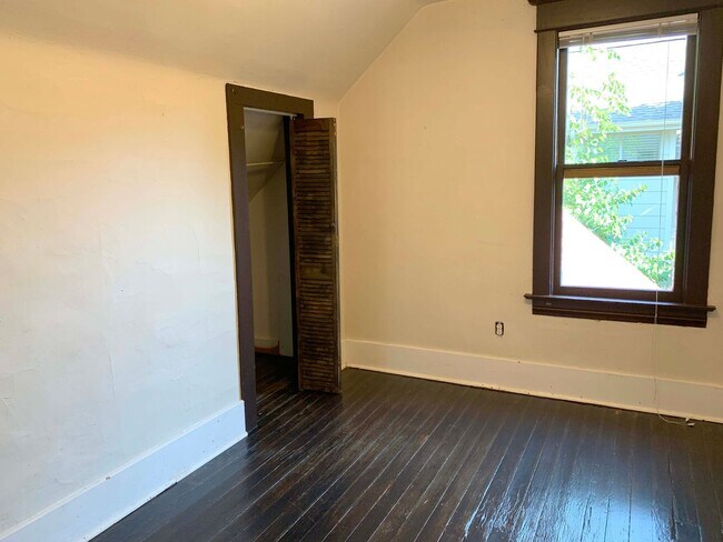 Building Photo - 318-320 W Myrtle