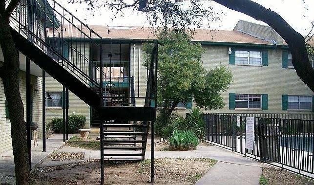 Aaron's Courtyard - Club One - Aarons Courtyard