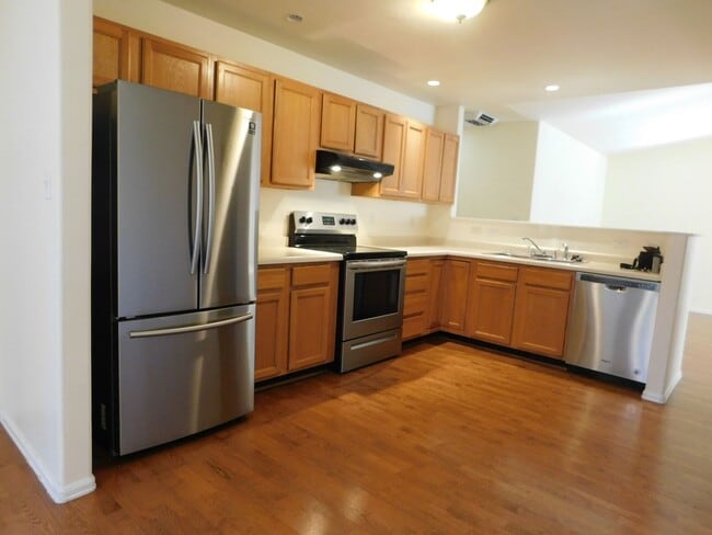 Building Photo - Spacious Home in Fruitvale