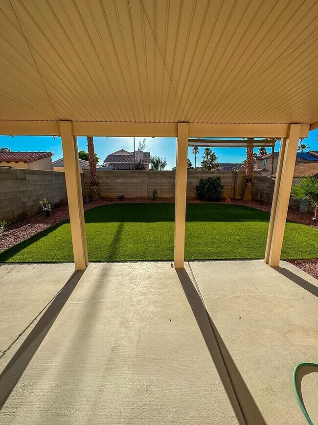 Building Photo - Spacious 3 Bedroom, 2.5 Bath Home with No ...