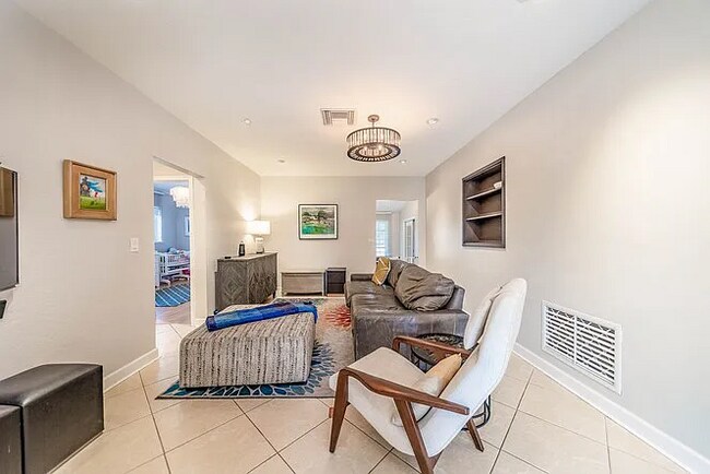 Family / Living Room - 2111 SW 24th St