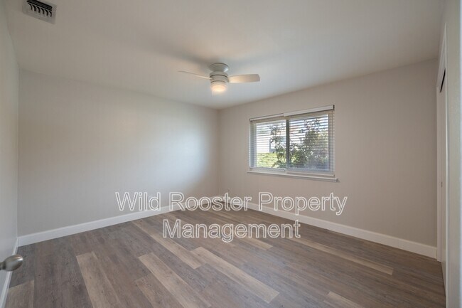 Building Photo - 7256 S Land Park Dr