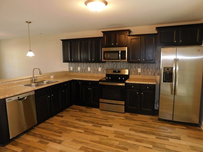 Building Photo - Like New Townhome!
